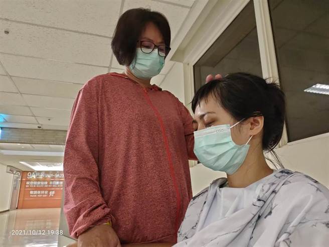 挖眼案超商女店员双眼纱布已拆，最快明天出院。(庄全成提供)
