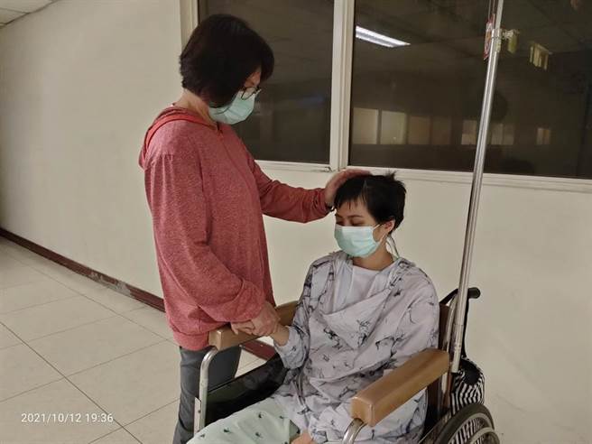 挖眼案超商女店员双眼纱布已拆，最快明天出院。(庄全成提供)
