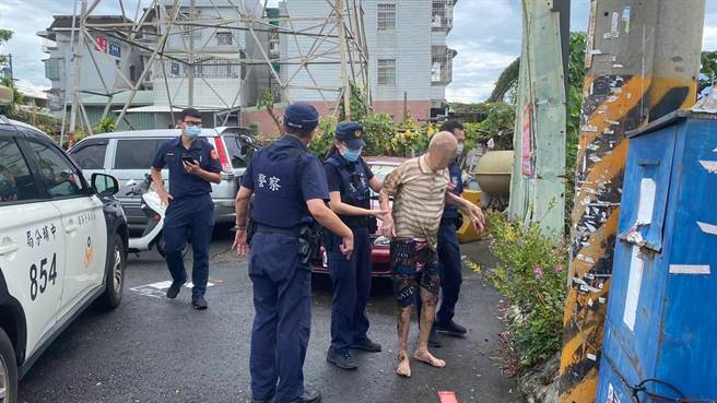 找到接近中午，警方才發現趴倒在菜園，全身濕漉漉，沾滿雜草、樹葉的老阿公，所幸將人送醫檢查無大礙。（中埔分局提供∕呂妍庭嘉義傳真）