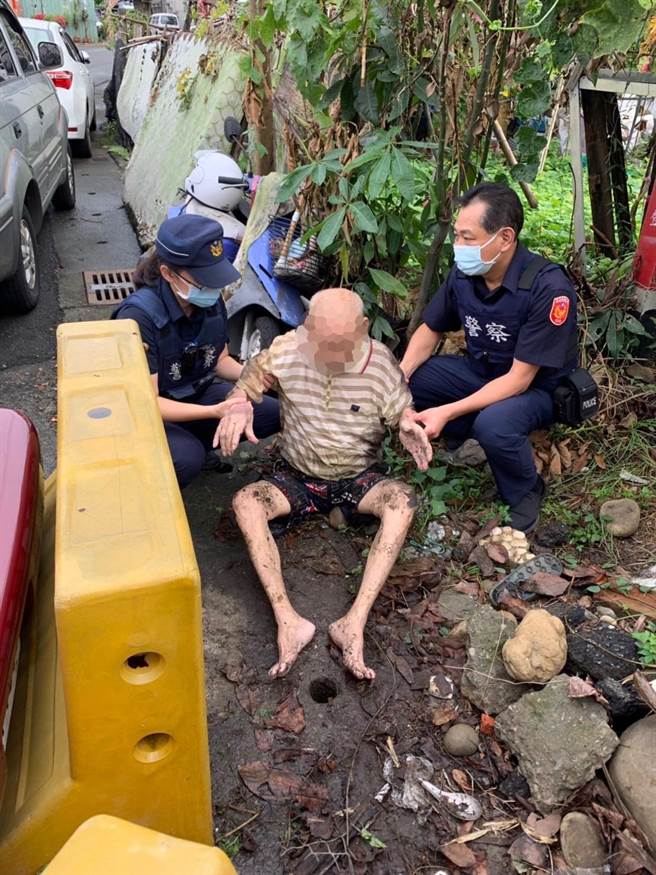 找到接近中午，警方才發現趴倒在菜園，全身濕漉漉，沾滿雜草、樹葉的老阿公，所幸將人送醫檢查無大礙。（中埔分局提供∕呂妍庭嘉義傳真）