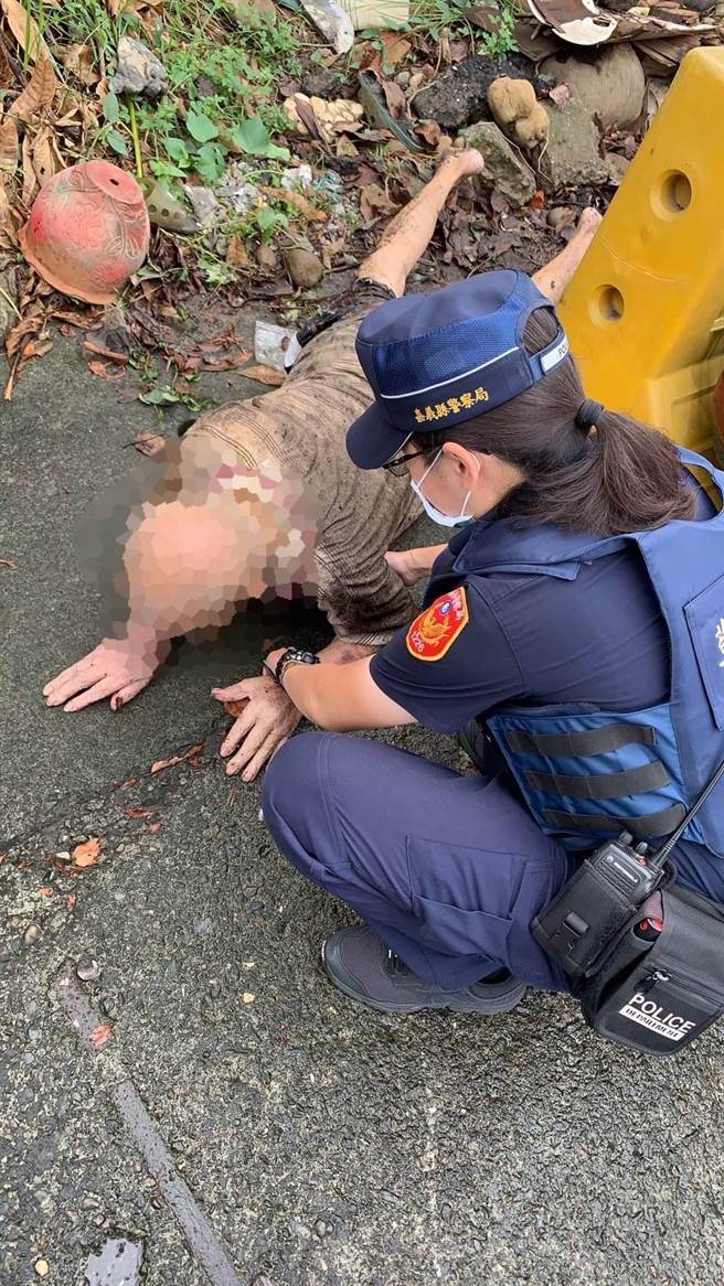 找到接近中午，警方才發現趴倒在菜園，全身濕漉漉，沾滿雜草、樹葉的老阿公，所幸將人送醫檢查無大礙。（中埔分局提供∕呂妍庭嘉義傳真）