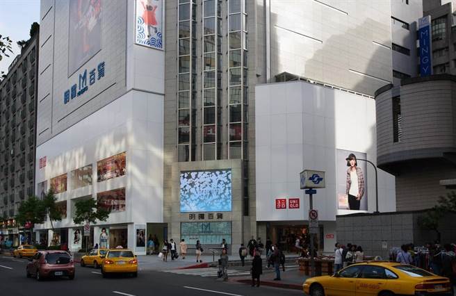 台北市東區明曜百貨傳有確診者足跡，今緊急暫停營業1天消毒。（圖／摘自明曜百貨臉書）