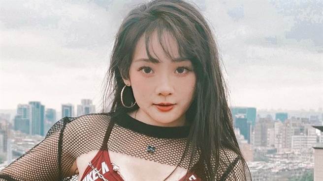 洗菜（王宇君）昨日在IG上曬出打籃球的辣照，沒想到最後一張照片卻歪樓。（圖／IG@jumi0118）