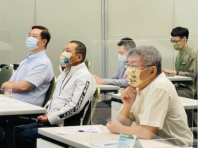 台北市長柯文哲（右）、新北市長侯友宜（中）13日再度合體。（張穎齊攝）