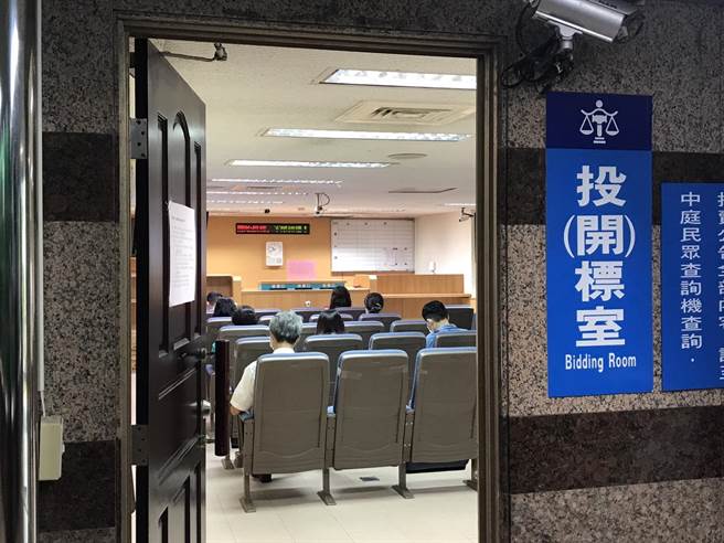 基隆地方法院今天针对国民党基隆党部执行拍卖作业。（陈彩玲摄）