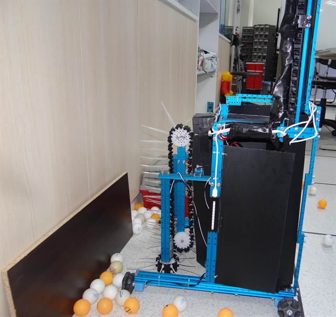 正修科大研发的「多功能桌球机」可以半自动捡球，减少选手练习时的疲累。（正修科大提供／林瑞益高雄传真）