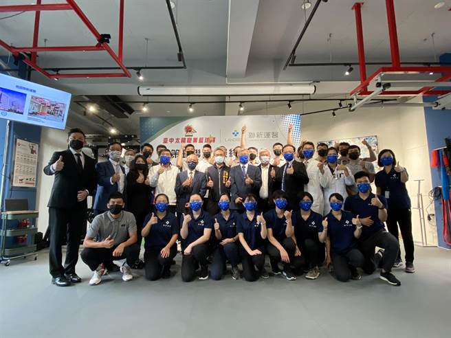 台中在地职篮球队「台中太阳队职业篮球队」13日与联新国际医疗策略结盟合作，未来将给予球员全方位医疗照护。（冯惠宜摄）