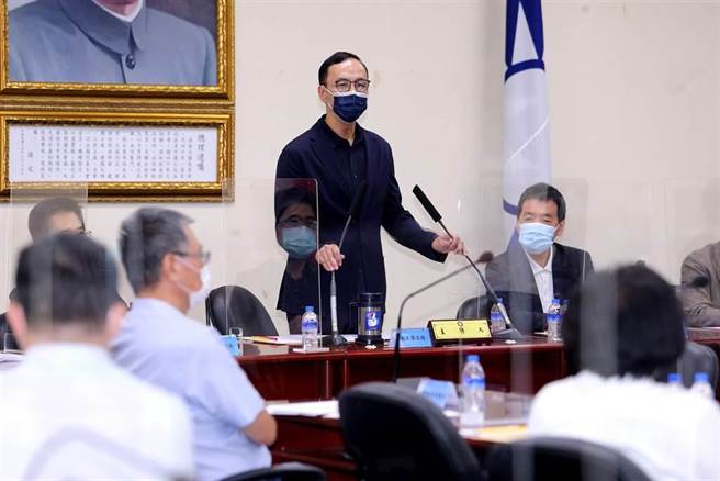 國民黨主席朱立倫（中）13日批評蘇揆不但嚴重傷害國會尊嚴，更是對全體女性同胞的汙辱，除了道歉，更應該下台負責，並要求同是女性的蔡英文總統表態，一起譴責。（黃世麒攝）
