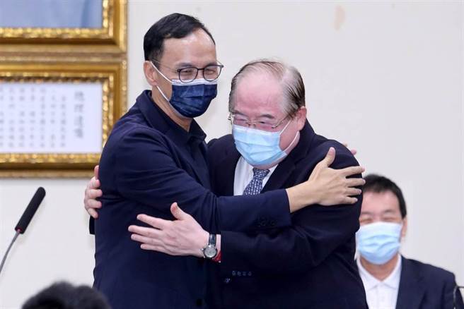 國民黨主席朱立倫（左）13日主持中常會，頒發實踐二等獎章給前祕書長李乾龍（右），並主動上前擁抱，感謝李長期以來對黨的奉獻。（黃世麒攝）
