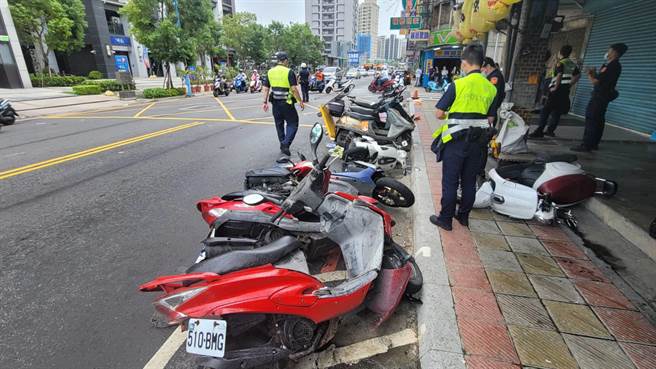 疑为捡物品误踩油门　五股轿车「保龄球式」暴衝连撞9机车1行人(民眾提供／戴上容新北传真)
