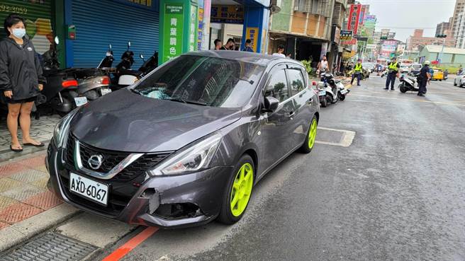 疑为捡物品误踩油门　五股轿车「保龄球式」暴衝连撞9机车1行人(民眾提供／戴上容新北传真)