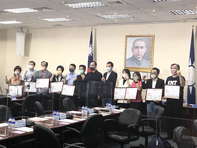 朱立伦下午主持立院党团干部布达授证仪式。（赵婉淳摄）