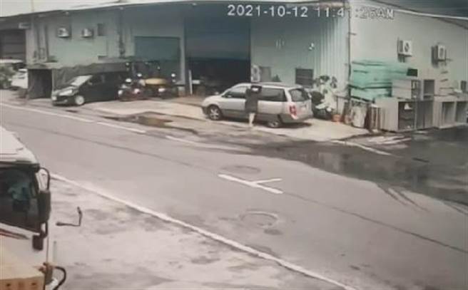 妇人没花半毛钱搬走12样商品（翻摄照片／戴上容新北传真）