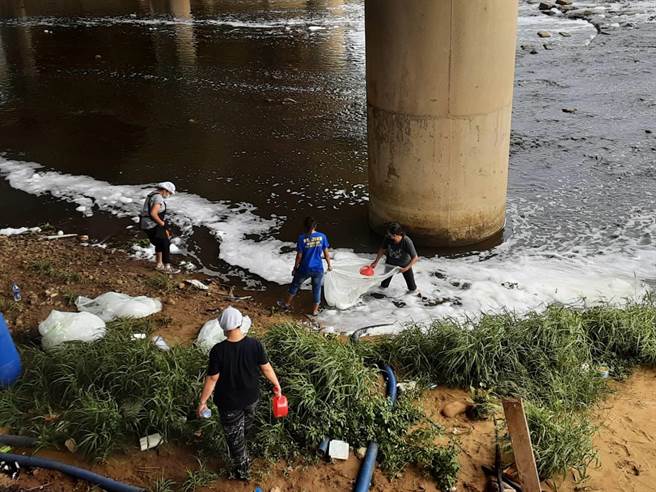 桃园市观音区13日早上有家生产清洁剂的公司，因储存槽开关断裂，约有3吨半成品清洁剂被排放到大堀溪。（桃园市环保局提供／陈梦茹桃园传真）