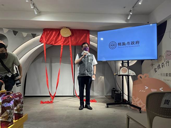 桃園市長鄭文燦13日前往湖口服務區，替為期3個月的「桃園嚴選×好禮再獻」專區揭牌。（市府提供／莊旻靜新竹傳真）
