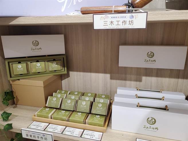 桃園市政府經濟發展局首度與南仁湖湖口服務區合作，設置「桃園嚴選×好禮再獻」專區，將展售3個月。（市府提供／莊旻靜新竹傳真）