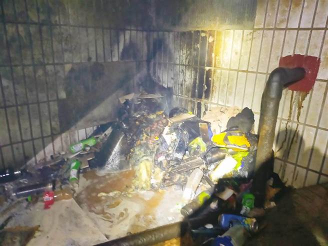 北車地下2樓角落疑似堆積雜物火起。（陳鴻偉翻攝）
