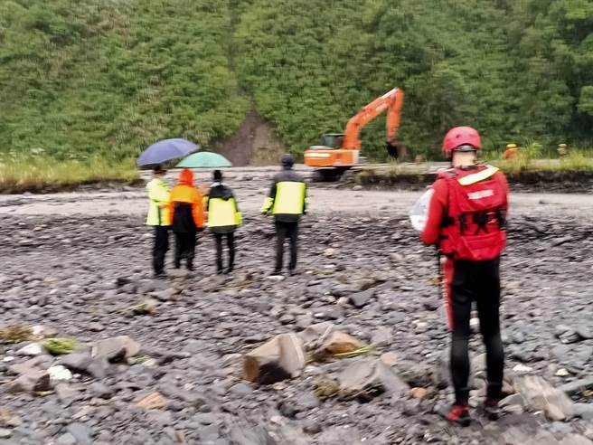 山区雨势不断，石门溪溪水湍急十分危险，让救难人员难以渡溪救援。（胡健森摄）