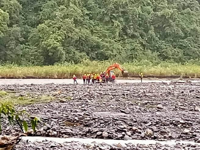 山区雨势不断，石门溪溪水湍急十分危险，让救难人员难以渡溪救援。（胡健森摄）