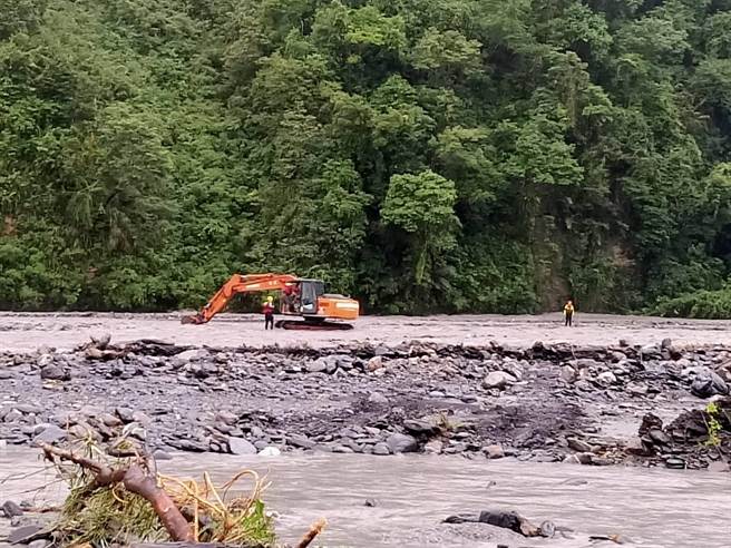 山区雨势不断，石门溪溪水湍急十分危险，让救难人员难以渡溪救援。（胡健森摄）