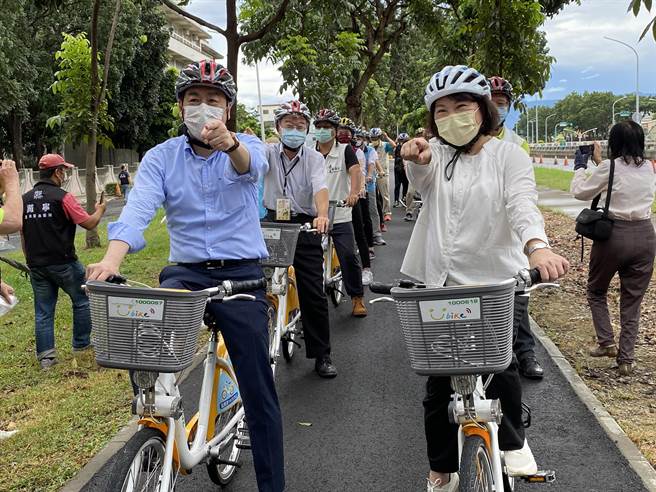 嘉义市长黄敏惠（右）偕内政部政务次长陈宗彦（左）体验在世贤路自行车道上骑公共自行车。（廖素慧摄）