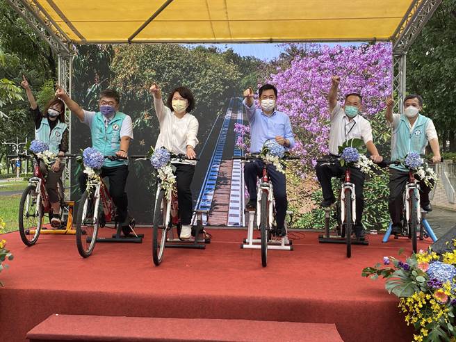 嘉义市长黄敏惠（左三）偕内政部政务次长陈宗彦（右三）宣布环市自行车道启用。（廖素慧摄）