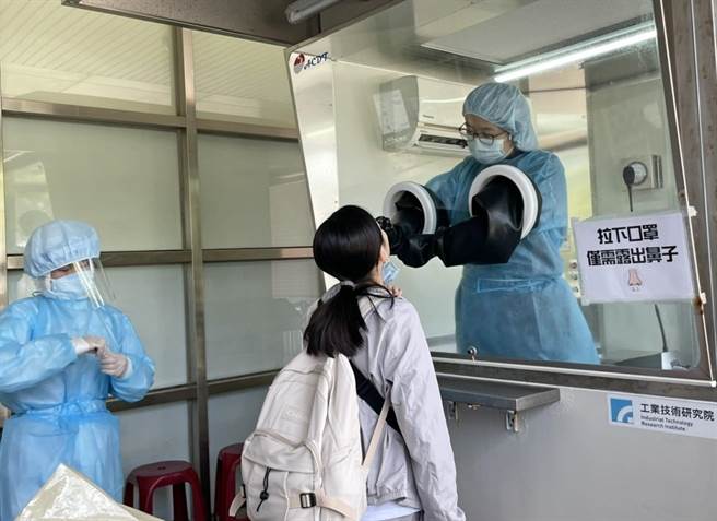 國內疫情持續緩和，加上疫苗覆蓋率不斷提高，金門縣府宣布自10／14起暫停尚義機場到站快篩，但仍將密切觀察疫情發展，一有狀況隨時重啟，確保鄉親健康安全。（李金生攝）