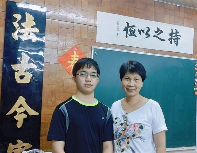 杨承钧（左）与宜萱妇幼关怀协会理事长蓝静宜一同合照。（蓝静宜提供／胡健森宜兰传真）