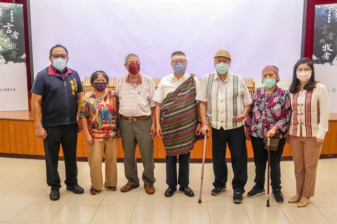 「泰雅族的言者與牧者」紀錄片特映會，縣長楊文科（中）肯定泰雅族耆老黑帶‧巴彥（中左）及牧師阿棟‧優帕司（中右），用智慧與生命經驗記錄泰雅文化。（羅浚濱攝）