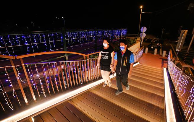 草湖溪堤頂自行車道，大里健民里路段入口處，近來設置LED景觀燈，民眾直呼浪漫。（黃國峰攝）
