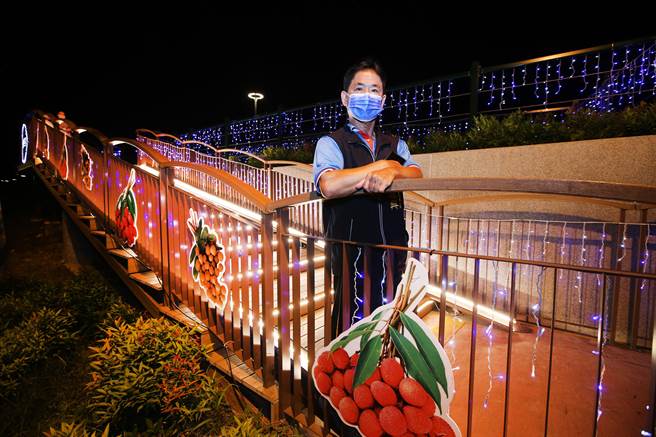 草湖溪堤頂自行車道，大里健民里路段入口處，近來設置LED景觀燈，里長林進興指出，結合地方農產荔枝、龍眼，營造地方特色景點。（黃國峰攝）