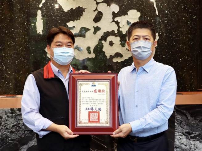 花莲县消防局副局长吴兆远(左)致赠天玉集团董事长黄学藤感谢状。（天玉提供）