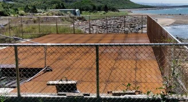 淡水区海尾仔污水池未纳管，每逢强降雨，污水爆棚，圆规颱风袭台时，淡水清洁队只好涉险在狂风大雨中抽取污水，很是危险，新北市议员郑宇恩表示，有纳管必要（郑宇恩服务处提供／戴上容新北传真）