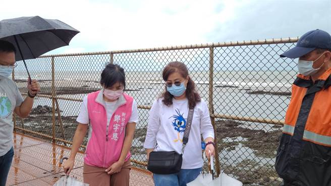 淡水区海尾仔污水池未纳管，每逢强降雨，污水爆棚，圆规颱风袭台时，淡水清洁队只好涉险在狂风大雨中抽取污水，很是危险，新北市议员郑宇恩表示，有纳管必要（郑宇恩服务处提供／戴上容新北传真）