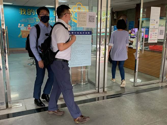 北投警分局偵查隊拾得物承辦人王姓警官（白襯衫、現已留職停薪）承認犯貪汙罪，希望法院能給予緩刑。（圖／李文正攝）