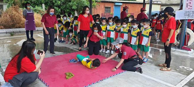 苗栗縣消防局第2大隊13日上午舉行小小消防營。（苗栗縣消防局第2大隊提供／謝明俊苗栗傳真）