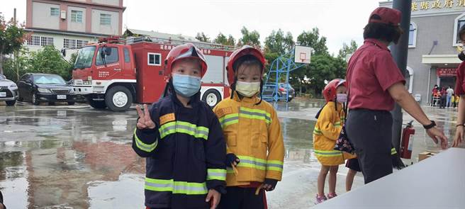 苗栗縣消防局第2大隊13日上午舉行小小消防營。（苗栗縣消防局第2大隊提供／謝明俊苗栗傳真）