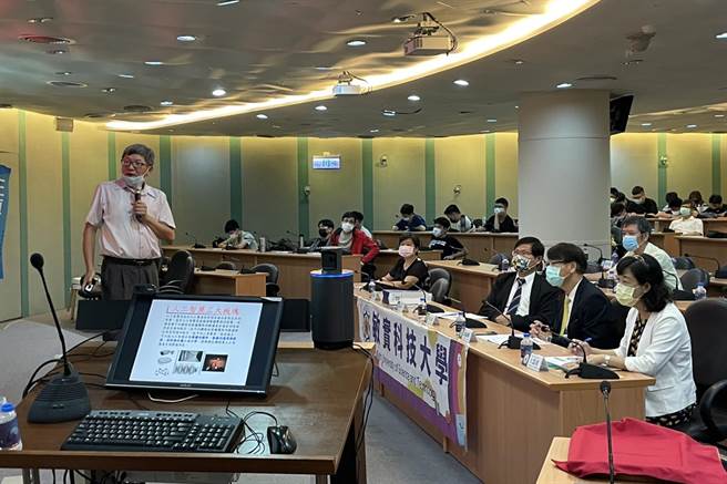 敏實科大舉辦「人工智慧與AI人才發展論壇」，周至宏博士（左）呼籲政府整合培育人工智慧專業人才。（敏實科大提供／羅浚濱新竹傳真）