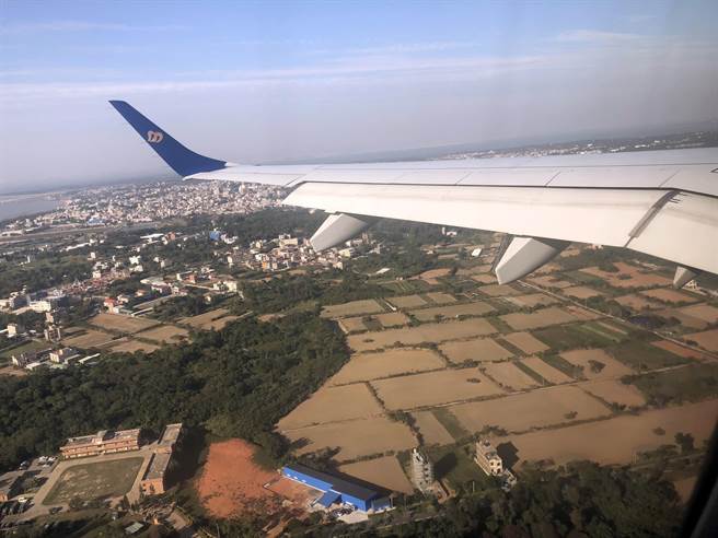 因應國內疫情持續緩和，台金線往來旅客爆量增加，以及新一波遊客人潮的來到，金門縣府適時協調航空公司加開班機、放大機型，自10／15起增加台金線空中交通運能。（李金生攝）