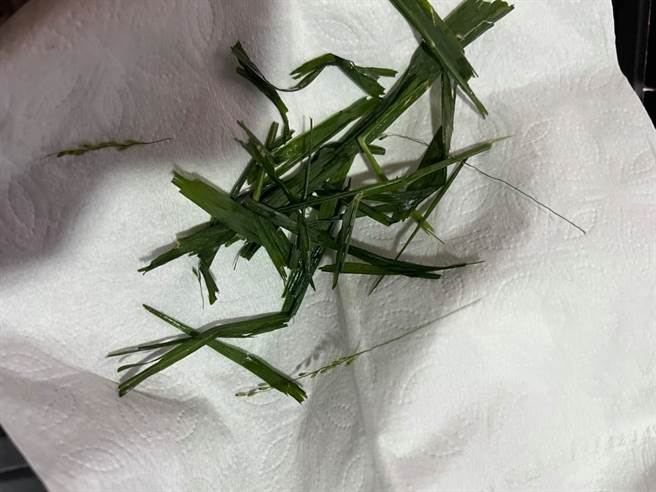 台中一间东山鸭头业者爆料，外送员疑似拔「路边杂草」放入客人餐点，还向对方透露「店家制餐很不卫生」，引起热议。（摘自外送员的奇闻怪事）