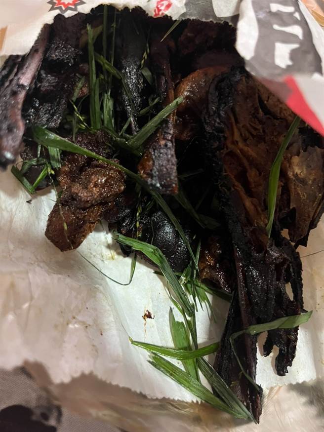 客人用餐到一半，发现餐点中间有绿绿的野草，连忙通知店家揭露该名外送员恶行。(摘自外送员的奇闻怪事)
