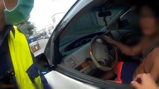 警变更拦检点27万罚单撤销，撞伤值勤员警拘役50日。（翻摄影片）