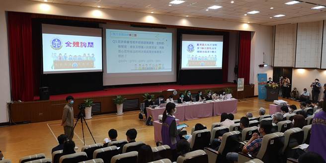 台北地院連3天舉行第一輪次第三場次國民法官模擬法庭及交流座談會，圖為13日上午進行國民法官選任程序。（黃捷攝）