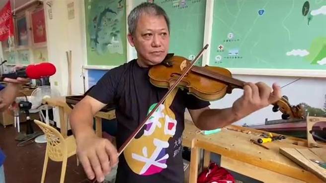 小提琴老师黄圣彦拉奏用竹子及云杉制作的小提琴，琴音美妙。（廖素慧摄）