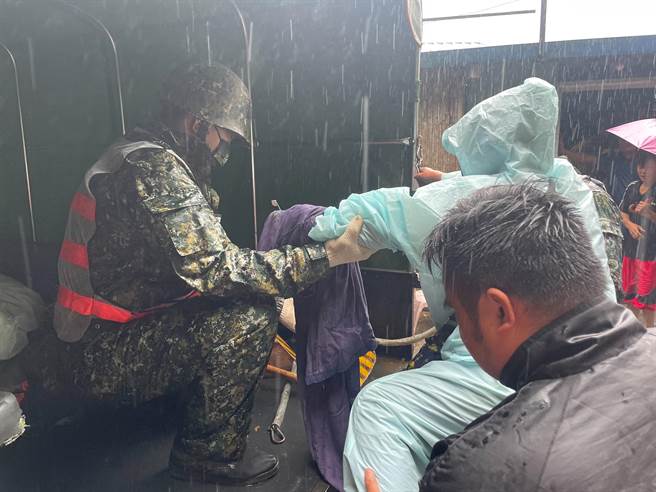 圆规颱风外围环流挟带丰沛雨势，花莲今中午12时起全县停班停课，13乡镇多处村落被列为土石流红色警戒，各乡镇市公所与军警合作，紧急撤离山区住民及保全户逾2000人。（花防部提供／罗亦晽花莲传真）