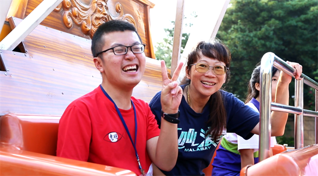 为让员工体验五心精神，安排同仁带领视障生玩乐园，全程陪同体验让同仁学习换位思考。（丽宝乐园渡假区提供／王文吉台中传真）