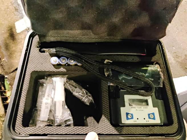 網友日前在路邊椅子上發現一整組酒測器具，疑似是警方遺留在現場忘記帶回；其他網友笑說原本好心歸還警方就好，如今公開此事，警方上層應會深究此事。（翻攝自臉書「爆廢公社公開版」）