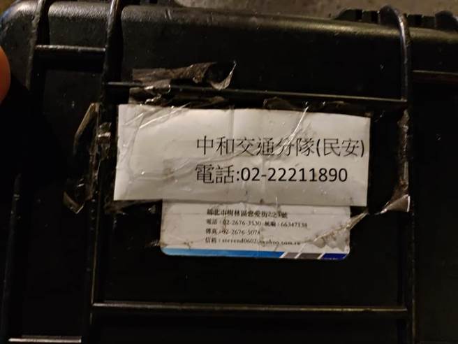 網友日前在路邊椅子上發現一整組酒測器具，疑似是警方遺留在現場忘記帶回；其他網友笑說原本好心歸還警方就好，如今公開此事，警方上層應會深究此事。（翻攝自臉書「爆廢公社公開版」）