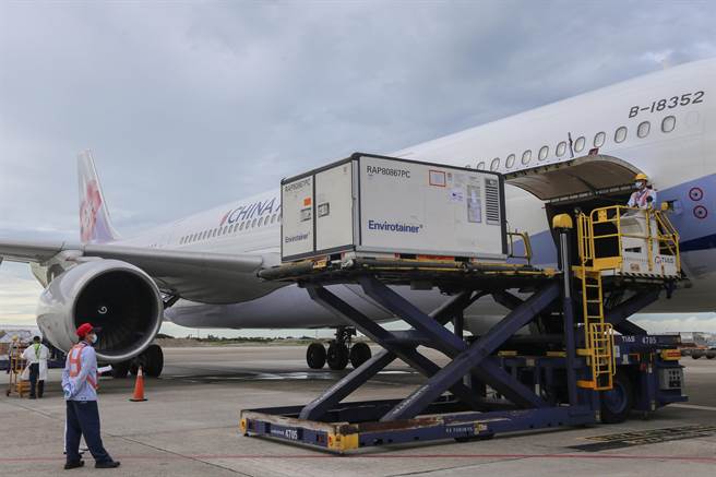 府自购136万剂COVID-19的AZ（AstraZeneca，阿斯特捷利康）疫苗，13日由华航CI834班机以客机载货方式运送，班机从泰国曼谷起飞后，于下午3时49分运抵桃园国际机场，疫苗分为三个货盘，在完成通关作业后，送指定冷储物流中心存放。（陈麒全摄）