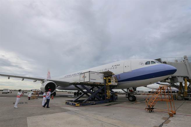 府自购136万剂COVID-19的AZ（AstraZeneca，阿斯特捷利康）疫苗，13日由华航CI834班机以客机载货方式运送，班机从泰国曼谷起飞后，于下午3时49分运抵桃园国际机场，疫苗分为三个货盘，在完成通关作业后，送指定冷储物流中心存放。（陈麒全摄）